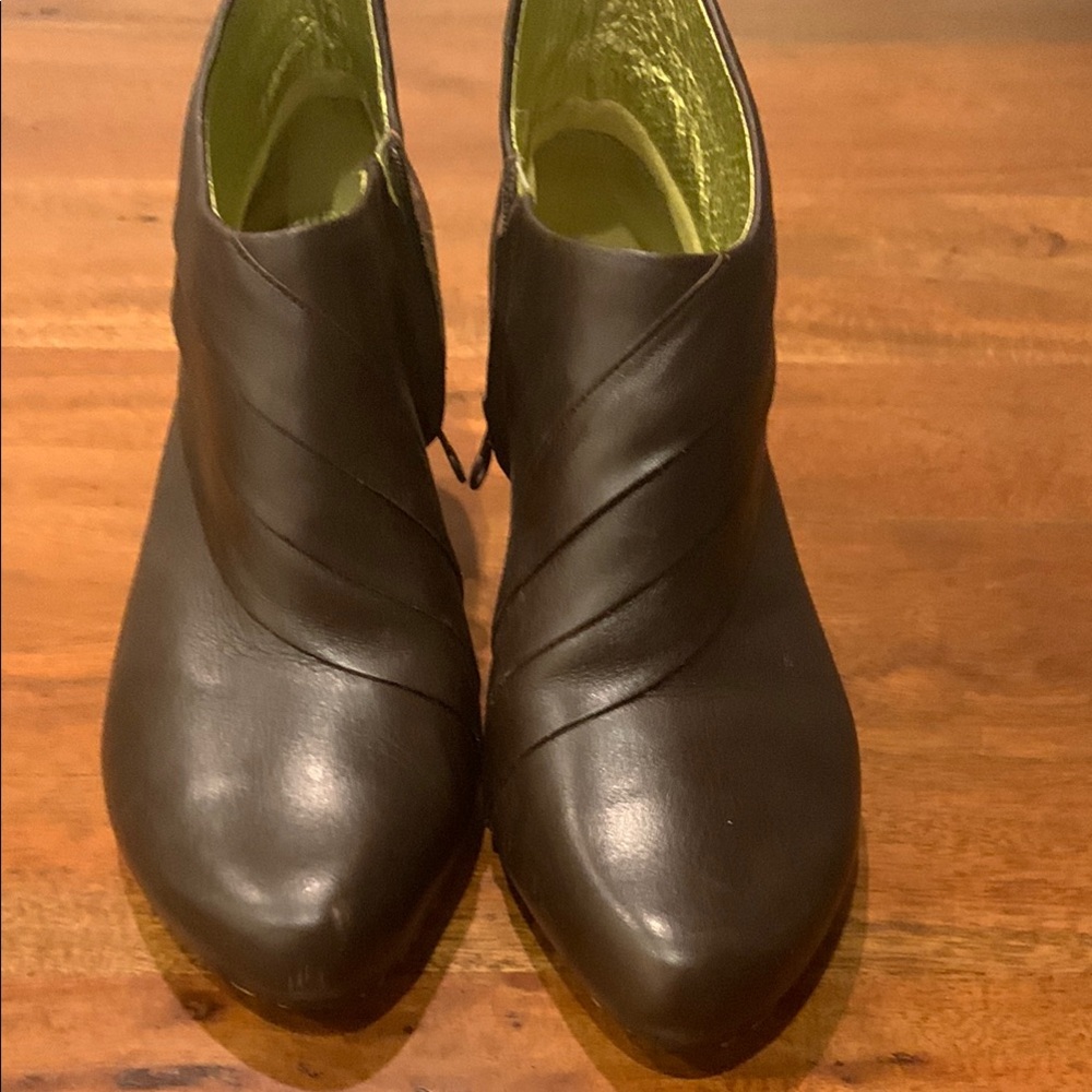Elegant Brown Leather Ankle Boots Tsubo Sz8